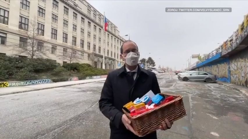 Sůl nad kvóty. Německý ambasador přinesl ministru Tomanovi originální dar